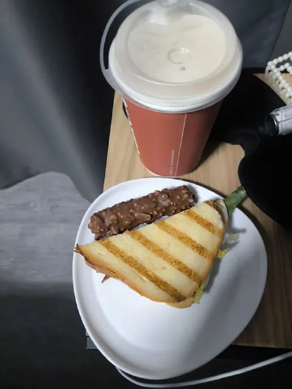 🍽 сэндвич с ветчиной и сыром + шоколадный батончик с орехами + латте · 480 г КБЖУ блюда: 🔥 880 ккал 💪 Белки: 35.5 г 🥑 Жи