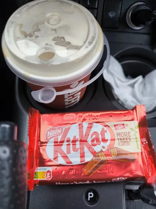 🍽 Капучино + шоколадный батончик KitKat · 242 г КБЖУ блюда: 🔥 355 ккал 💪 Белки: 9.9 г 🥑 Жиры: 18.9 г 🌾 Углеводы: 36.2 г 
