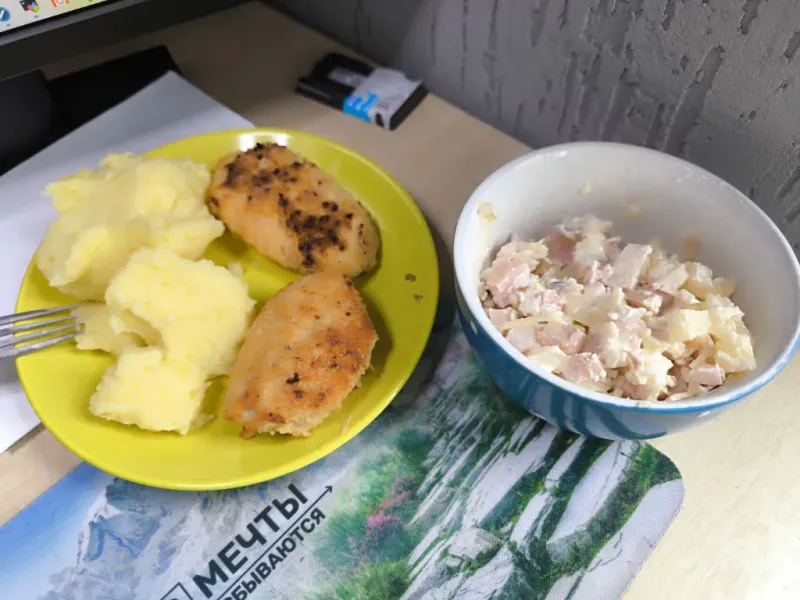 🍽 картофельное пюре + куриные котлеты + салат с копчёной курицей, сыром и ананасом · 540 г КБЖУ блюда: 🔥 980 ккал 💪 Белк