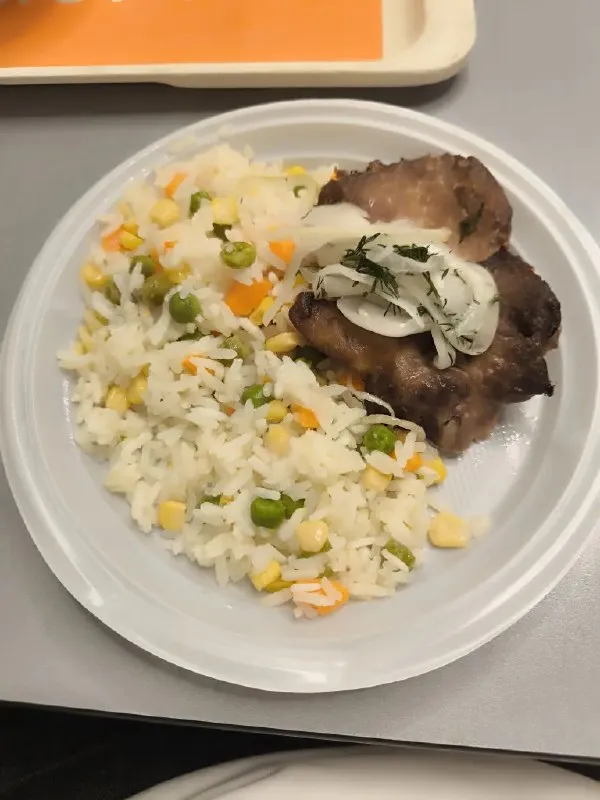 🍽 рис с овощами + свиная шейка гриль с маринованным луком · 390 г КБЖУ блюда: 🔥 776 ккал 💪 Белки: 36 г 🥑 Жиры: 37.3 г 🌾 